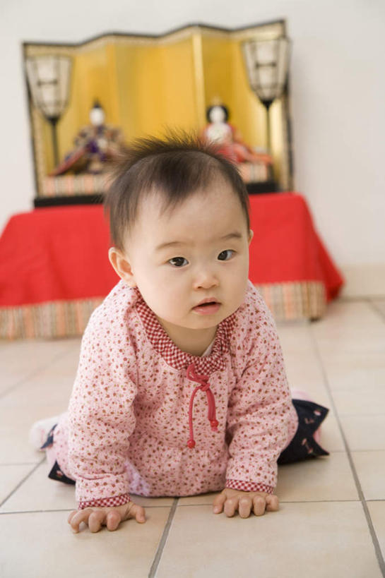 东方人,婴儿,儿童,一个人,竖图,室内,白天,正面,游戏,纯洁,玩具,亚洲,仅一个人,撑,服装,朦胧,模糊,瓷砖,地砖,玩偶,地面,玩,休闲装,黄种人,娱乐,两个,小孩,衣服,趴着,休闲,休闲服,可爱,益智,服饰,活泼,活动,撑着,发泄,消遣,智力,宝宝,纯真,烂漫,无邪,宣泄,女孩节玩偶,偶人,伶俐,天真,亚洲人,孩子,趴,玩耍,嬉戏,彩图,全身