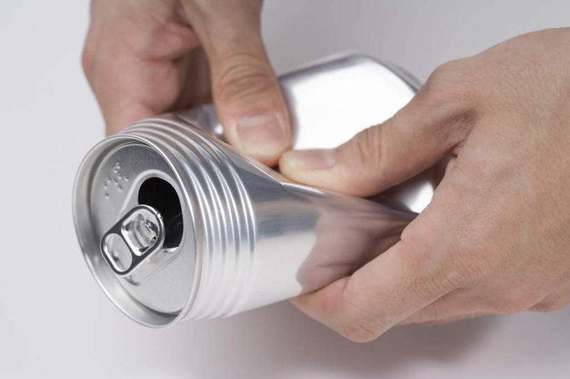 东方人,手,一个人,捏,横图,俯视,室内,特写,白天,白色背景,金属制品,亚洲,双手,仅一个男性,仅一个人,金属,包装,罐子,挤,捏着,黄种人,饮料,仅一个年轻男性,容器,按,手部,摄影,影棚,易拉罐,男人,男性,年轻男性,亚洲人,半身,彩图,高角度拍摄,影棚拍摄,拍摄