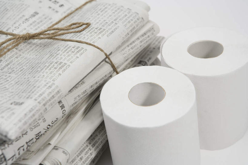 无人,横图,俯视,室内,特写,白天,白色背景,生活用品,报纸,一堆,堆叠,堆积,信息,纸,绳子,纸巾,日用品,绑,摄影,影棚,卫生纸,堆,新闻,绳索,卷筒纸,生活用纸,彩图,高角度拍摄,影棚拍摄,拍摄,两卷,报刊