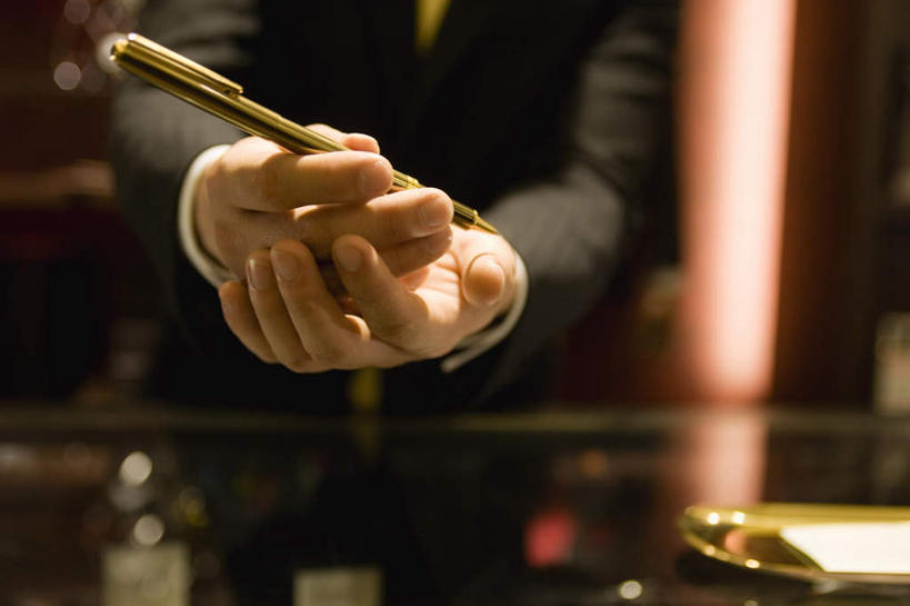 东方人,手,一个人,商务人士,商务男性,横图,室内,特写,白天,正面,衬衫,柜子,亚洲,双手,仅一个男性,仅一个人,套装,朦胧,模糊,笔,办公用品,钢笔,黄种人,文具,仅一个年轻男性,学习用品,橱柜,手部,文具用品,一支,镀金,商务装,工薪阶层,陈列柜,男人,男性,年轻男性,亚洲人,白领,上班族,半身,彩图,衬衣