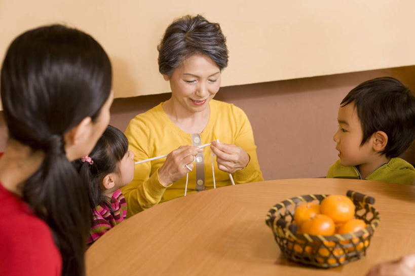东方人,儿童,老年人,四个人,家庭,母亲,女儿,儿子,祖母,坐,笑,说,微笑,露齿笑,横图,俯视,室内,白天,讨论,纯洁,餐桌,桌子,柑橘,水果,亚洲,一堆,握,堆叠,堆积,服装,新鲜,编织,生食,食品,果实,拿,拿着,注视,休闲装,黄种人,食物,小孩,衣服,观察,看,休闲,温暖,温馨,母女,母子,一家人,休闲服,可爱,母爱,童年,童趣,握着,服饰,有机食品,绿色食品,奶奶,餐台,观看,祖孙,堆,和睦,察看,关注,童真,烂漫,无邪,外婆,外孙女,外祖母,毛衣针,外孙,外孙子,织针,交流,天真,老年女性,男孩,年轻女性,女孩,女人,女性,亚洲人,孩子,年轻人,孙女,孙子,橘子,桔子,橙子,橙,沟通,讲话,交谈,商讨,说话,谈话,坐着,半身,彩图,高角度拍摄,融洽,男生,女生