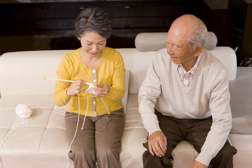 东方人,两个人,家庭,夫妻,客厅,坐,笑,说,微笑,露齿笑,横图,俯视,室内,白天,毛衣,爱情,讨论,沙发,亚洲,握,服装,编织,浪漫,拿,拿着,扭头,注视,休闲装,黄种人,衣服,黄色,毛线,观察,看,靠,靠着,倚靠,转头,休闲,温暖,温馨,一家人,休闲服,恩爱,握着,恋人,服饰,观看,和睦,察看,起居室,倚着,关注,布艺沙发,毛衣针,织针,客堂,交流,老年男性,老年女性,男人,男性,女人,女性,亚洲人,夫妇,情侣,沟通,讲话,交谈,商讨,说话,谈话,坐着,半身,彩图,高角度拍摄,绒衣,套衫,套头毛衣,线衣,伴侣,融洽