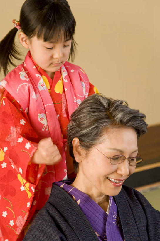 东方人,儿童,老年人,两个人,家庭,祖母,站,笑,微笑,露齿笑,竖图,俯视,室内,白天,民族服装,纯洁,亚洲,握,和服,眼镜,墙,拿,拿着,注视,黄种人,墙壁,墙面,小孩,红色,观察,看,站着,温暖,温馨,一家人,可爱,童年,童趣,握着,服饰,奶奶,观看,祖孙,和睦,察看,关注,捶背,敲背,近视眼镜,童真,烂漫,无邪,外婆,外孙女,外祖母,吴服,唐草,唐花,唐锦,天真,老年女性,女孩,女人,女性,亚洲人,孩子,孙女,站立,半身,彩图,高角度拍摄,传统服装,民俗服,融洽,女生