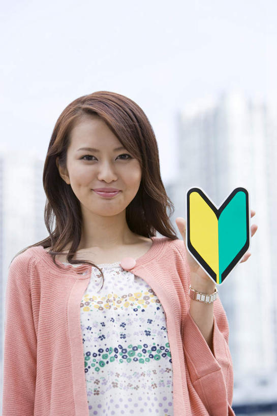 东方人,一个人,商务人士,商务女性,站,举,笑,微笑,露齿笑,竖图,室外,白天,正面,亚洲,仅一个年轻女性,仅一个女性,仅一个人,握,套装,标志,文字,拿,拿着,注视,黄种人,标识,标记,黄色,绿色,观察,驾驶,看,托,行驶,站着,握着,观看,贴纸,操纵,证明,控制,察看,关注,商务装,标贴,工薪阶层,操控,把持,机动车驾驶证,驾驶证,驾照,年轻女性,女人,女性,亚洲人,白领,上班族,举起,举手,举着,向上举,向上伸,向上托,站立,半身,彩图