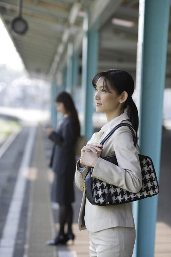 东方人,背,两个人,商务人士,商务女性,站,竖图,室外,白天,侧面,地铁,亚洲,一排,许多,行人,阴影,套装,整齐,光线,包,方格,皮包,瓦片,影子,屋檐,地铁站,地面,轨道交通,新干线,拎,注视,黄种人,檐,路人,排列,一个,黑色,阳光,背着,低头,观察,看,靠,靠着,倚靠,站着,单个,观看,单肩包,察看,倚着,队列,关注,商务装,工薪阶层,过客,年轻女性,女人,女性,亚洲人,白领,上班族,站立,半身,彩图,地铁机动车,地下铁,轻轨,拎着