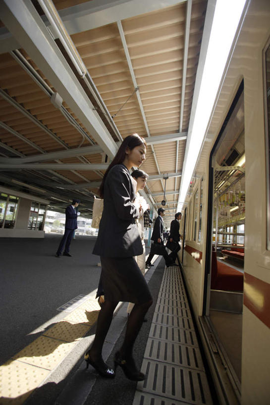 东方人,商务人士,商务女性,站,走,笑,摸,微笑,露齿笑,竖图,室外,白天,侧面,门,地铁,亚洲,一排,许多,行人,抚摸,阴影,套装,整齐,光线,包,瓷砖,地砖,方格,皮包,影子,屋檐,地铁站,地面,轨道交通,新干线,许多人,拎,注视,黄种人,檐,路人,排列,一个,白色,阳光,门框,观察,看,站着,一群人,单个,观看,单肩包,察看,队列,关注,商务装,工薪阶层,过客,男人,男性,年轻男性,年轻女性,女人,女性,亚洲人,白领,上班族,步行,触摸,接触,站立,走路,彩图,全身,地铁机动车,地下铁,轻轨,拎着