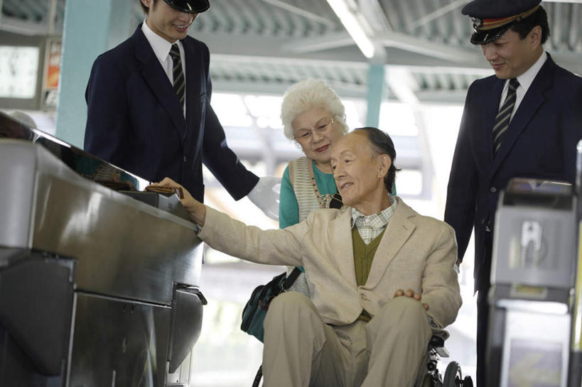 东方人,头发,四个人,家庭,夫妻,病人,站,坐,推,笑,摸,微笑,露齿笑,横图,室内,白天,正面,工作服,制服,西装,爱情,地铁,亚洲,一把,抚摸,握,阴影,套装,正装,光线,工具,影子,柱子,墙,屋檐,地铁站,轨道交通,新干线,浪漫,拿,拿着,注视,职业装,黄种人,檐,墙壁,墙面,一个,蓝色,白色,阳光,轮椅,复健,观察,看,站着,转头,康复,温暖,温馨,一家人,器械,恩爱,握着,恋人,单个,观看,和睦,察看,医疗设备,关注,医疗器械,残疾,残疾人,医疗工具,伤残,售票机,辅助设备,残障,弱势群体,工作制服,老年男性,老年女性,男人,男性,年轻男性,年轻女性,女人,女性,亚洲人,夫妇,情侣,患者,就医者,触摸,接触,站立,坐着,半身,彩图,工作套服,地铁机动车,地下铁,轻轨,伴侣,融洽