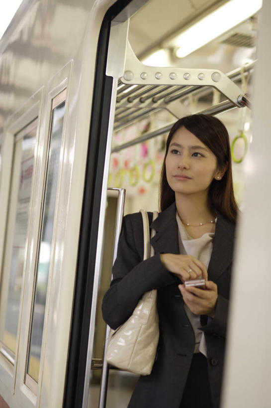 东方人,背,头发,一个人,商务人士,商务女性,站,笑,摸,微笑,露齿笑,竖图,室内,白天,正面,窗户,地铁,亚洲,仅一个年轻女性,仅一个女性,仅一个人,一排,抚摸,阴影,套装,朦胧,模糊,整齐,光线,包,皮包,影子,地面,轨道交通,新干线,注视,黄种人,玻璃窗,排列,一个,白色,黑色,阳光,背着,观察,看,靠,靠着,倚靠,站着,单个,观看,单肩包,察看,倚着,队列,关注,商务装,工薪阶层,年轻女性,女人,女性,亚洲人,白领,上班族,触摸,接触,站立,半身,彩图,地铁机动车,地下铁,轻轨