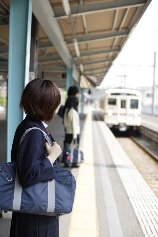 东方人,背,家,站,摸,竖图,室外,白天,侧面,制服,地铁,亚洲,抚摸,阴影,服装,光线,包,皮包,影子,房屋,屋檐,屋子,地铁站,地面,轨道交通,新干线,拎,注视,黄种人,楼房,檐,住宅,一个,黄色,蓝色,蓝天,天空,阳光,天,背着,观察,看,站着,校服,单个,观看,单肩包,察看,关注,学生服,亚洲人,触摸,接触,站立,半身,彩图,房子,地铁机动车,地下铁,轻轨,拎着