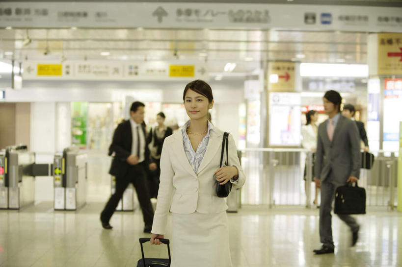 东方人,背,商务人士,商务男性,商务女性,站,走,横图,室内,白天,正面,衬衫,地铁,指示牌,亚洲,许多,行人,阴影,套装,朦胧,模糊,光线,包,标志,瓷砖,地砖,公文包,拉杆箱,旅行箱,数字,文字,影子,地铁站,地面,轨道交通,新干线,许多人,拎,注视,黄种人,标识,路人,阳光,行李箱,箱子,背着,观察,看,站着,一群人,公事包,观看,出差,察看,关注,商务装,工薪阶层,验票机,过客,男人,男性,年轻男性,年轻女性,女人,女性,亚洲人,白领,上班族,步行,散步,站立,走路,半身,彩图,衬衣,旅行,地铁机动车,地下铁,轻轨,拎着