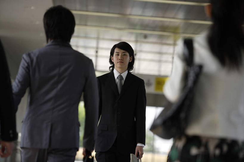 东方人,背部,背,头发,商务人士,商务男性,商务女性,站,走,笑,微笑,露齿笑,横图,室外,白天,正面,衬衫,地铁,指示牌,亚洲,行人,阴影,套装,朦胧,模糊,光线,包,标志,皮包,数字,文字,影子,墙,地铁站,轨道交通,新干线,许多人,拎,注视,黄种人,标识,路人,墙壁,墙面,一个,黑色,阳光,背着,观察,看,站着,一群人,单个,观看,单肩包,察看,关注,商务装,工薪阶层,过客,男人,男性,年轻男性,年轻女性,女人,女性,亚洲人,白领,上班族,步行,站立,走路,半身,彩图,衬衣,地铁机动车,地下铁,轻轨,拎着