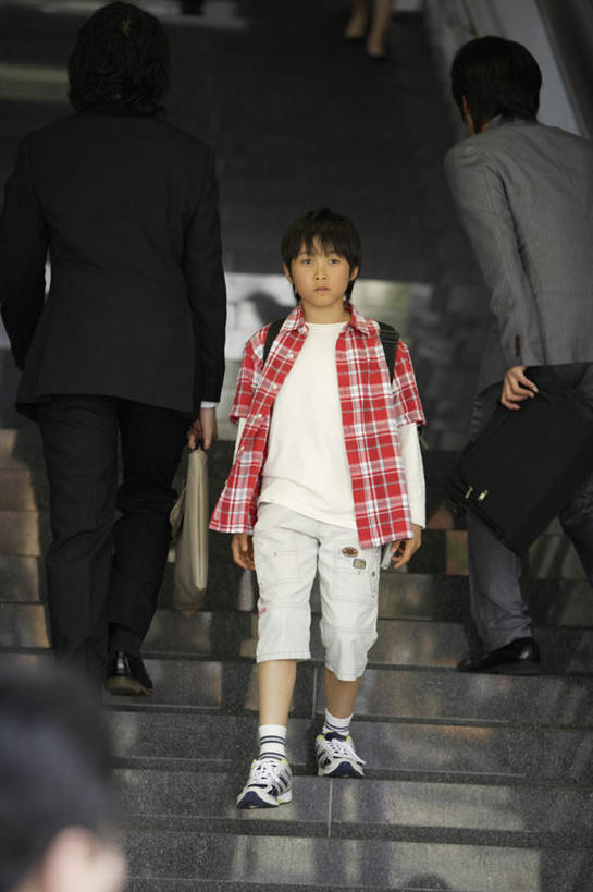 东方人,儿童,背部,商务人士,商务男性,商务女性,栏杆,站,走,竖图,室内,白天,正面,衬衫,纯洁,楼梯,地铁,亚洲,阴影,套装,服装,光线,包,瓷砖,地砖,扶手,公文包,影子,阶梯,地铁站,地面,轨道交通,新干线,许多人,拎,注视,休闲装,黄种人,护栏,台阶,小孩,衣服,红色,阳光,观察,看,站着,一群人,休闲,休闲服,可爱,童年,童趣,服饰,公事包,观看,察看,关注,商务装,工薪阶层,童真,烂漫,无邪,天真,男孩,男人,男性,年轻男性,年轻女性,女人,女性,亚洲人,孩子,白领,上班族,步行,散步,站立,走路,半身,彩图,衬衣,地铁机动车,地下铁,轻轨,男生,拎着