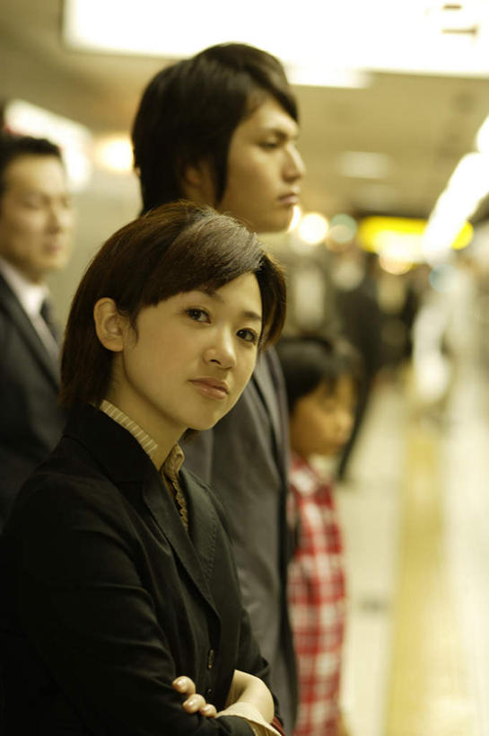 东方人,儿童,头发,商务人士,商务男性,商务女性,站,笑,微笑,露齿笑,竖图,室内,白天,侧面,衬衫,纯洁,地铁,照明,亚洲,阴影,套装,服装,朦胧,模糊,反射,壁灯,瓷砖,地砖,影子,地铁站,灯光,地面,轨道交通,新干线,许多人,注视,休闲装,黄种人,灯,小孩,衣服,红色,黑色,灯具,观察,看,站着,转头,一群人,休闲,休闲服,可爱,童年,童趣,服饰,观看,照亮,察看,照明设备,关注,商务装,工薪阶层,童真,烂漫,无邪,天真,男孩,男人,男性,年轻男性,年轻女性,女人,女性,亚洲人,孩子,白领,上班族,站立,半身,彩图,衬衣,地铁机动车,地下铁,轻轨,男生