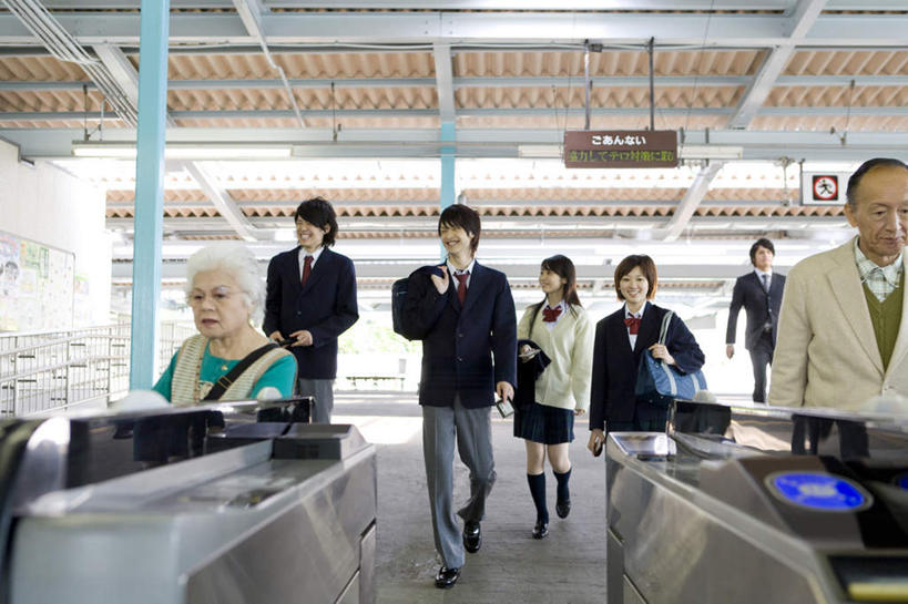 东方人,背,头发,家庭,夫妻,伙伴,朋友,站,走,笑,摸,微笑,露齿笑,横图,室内,白天,正面,制服,爱情,友谊,地铁,指示牌,亚洲,抚摸,悬挂,阴影,服装,光线,包,标志,皮包,数字,文字,影子,屋檐,地铁站,轨道交通,新干线,许多人,浪漫,注视,黄种人,标识,檐,两个,白色,黑色,阳光,背着,观察,看,站着,一群人,温暖,温馨,同学,一家人,校服,恩爱,恋人,观看,单肩包,和睦,察看,校友,关注,学生服,验票机,同窗,学友,友情,老年男性,老年女性,男人,男性,年轻男性,年轻女性,女人,女性,亚洲人,夫妇,情侣,步行,触摸,接触,站立,走路,半身,彩图,地铁机动车,地下铁,轻轨,伴侣,融洽