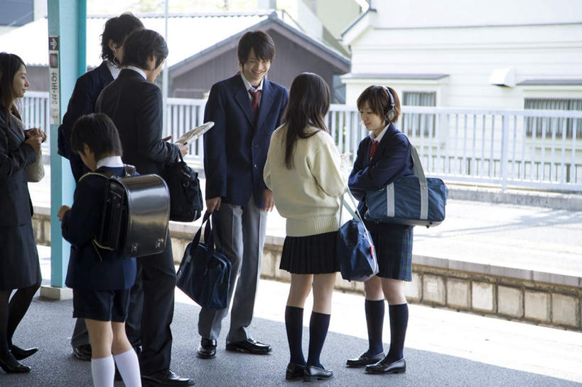 东方人,背部,背,头发,伙伴,朋友,家,栏杆,站,笑,摸,微笑,露齿笑,横图,室外,白天,正面,制服,友谊,纯洁,窗户,地铁,书籍,亚洲,一本,抚摸,握,阴影,服装,光线,包,书包,影子,房屋,墙,屋子,地铁站,围栏,轨道交通,新干线,许多人,拿,拿着,注视,黄种人,护栏,楼房,玻璃窗,相视,墙壁,墙面,住宅,黑色,阳光,背包,背着,观察,看,站着,一群人,同学,面对面,校服,可爱,童年,童趣,握着,观看,对视,察看,校友,关注,相对,童真,烂漫,无邪,学生服,相看,同窗,学友,天真,友情,男孩,男人,男性,年轻男性,年轻女性,女人,女性,亚洲人,书,图书,触摸,接触,站立,半身,彩图,房子,地铁机动车,地下铁,轻轨,双肩包