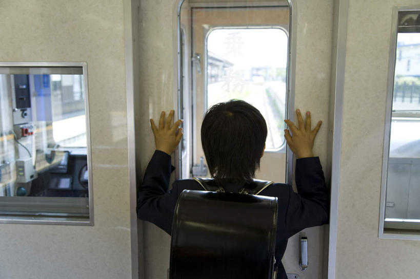 东方人,儿童,头发,一个人,学生,家,栏杆,站,举,摸,横图,室内,白天,制服,纯洁,窗户,地铁,亚洲,仅一个男性,仅一个人,撑,抚摸,阴影,服装,光线,包,标志,书包,数字,文字,影子,字符,字母,房屋,墙,屋子,围栏,地面,轨道交通,新干线,注视,黄种人,标识,护栏,楼房,玻璃窗,墙壁,墙面,住宅,一个,小孩,背面,黑色,阳光,背包,观察,看,托,站着,仅一个小孩,校服,可爱,童年,童趣,单个,观看,察看,撑着,关注,童真,烂漫,无邪,学生服,天真,男孩,男人,男性,亚洲人,孩子,触摸,接触,举起,举手,举着,向上举,向上伸,向上托,站立,半身,彩图,房子,地铁机动车,地下铁,轻轨,五指张开,双肩包,男生