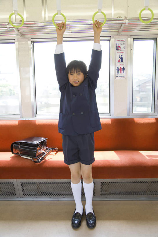 东方人,儿童,头发,一个人,学生,站,举,笑,摸,微笑,露齿笑,竖图,室内,白天,正面,制服,纯洁,窗户,地铁,椅子,亚洲,仅一个男性,仅一个人,一排,抚摸,阴影,服装,整齐,光线,包,书包,影子,圆圈,地面,轨道交通,新干线,注视,黄种人,玻璃窗,排列,一个,小孩,红色,绿色,黑色,阳光,把手,背包,观察,看,托,站着,仅一个小孩,校服,可爱,童年,童趣,单个,观看,踮脚,察看,队列,关注,童真,烂漫,无邪,学生服,天真,男孩,男人,男性,亚洲人,孩子,触摸,接触,举起,举手,举着,拉手,向上举,向上伸,向上托,站立,彩图,全身,地铁机动车,地下铁,轻轨,双肩包,男生