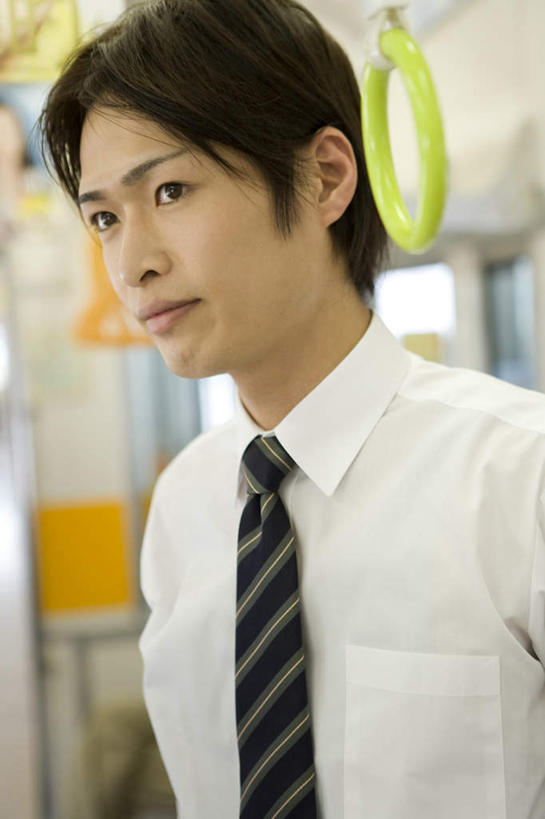 东方人,头发,一个人,商务人士,商务男性,站,举,笑,摸,微笑,露齿笑,竖图,俯视,室内,白天,衬衫,地铁,亚洲,仅一个男性,仅一个人,一排,许多,抚摸,阴影,套装,整齐,光线,影子,领带,轨道交通,新干线,注视,黄种人,排列,仅一个年轻男性,绿色,白色,黑色,阳光,观察,看,托,站着,转头,观看,察看,队列,关注,商务装,工薪阶层,拉环,男人,男性,年轻男性,亚洲人,白领,上班族,触摸,接触,举起,举手,举着,拉手,向上举,向上伸,向上托,站立,半身,彩图,高角度拍摄,衬衣,地铁机动车,地下铁,轻轨