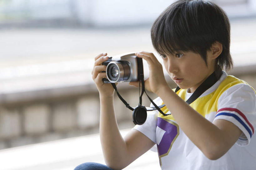 东方人,儿童,头发,一个人,站,举,笑,摸,微笑,露齿笑,横图,室外,白天,正面,纯洁,地铁,相机,亚洲,仅一个男性,仅一个人,抚摸,阴影,服装,朦胧,模糊,光线,影子,地铁站,地面,轨道交通,新干线,注视,休闲装,黄种人,小孩,拍照,衣服,白色,黑色,阳光,数码相机,观察,看,托,站着,仅一个小孩,休闲,休闲服,可爱,童年,童趣,摄影,服饰,观看,察看,关注,童真,烂漫,无邪,一部,天真,男孩,男人,男性,亚洲人,孩子,照相机,触摸,接触,举起,举手,举着,向上举,向上伸,向上托,站立,半身,彩图,照相,地铁机动车,地下铁,轻轨,男生