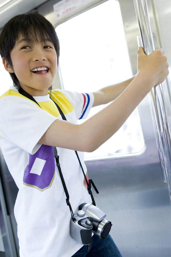 东方人,儿童,背,头发,一个人,站,笑,微笑,露齿笑,竖图,室内,白天,侧面,纯洁,地铁,相机,亚洲,仅一个男性,仅一个人,阴影,服装,光线,影子,轨道交通,新干线,注视,休闲装,黄种人,小孩,拍照,衣服,白色,黑色,阳光,数码相机,背着,观察,看,站着,转头,仅一个小孩,休闲,休闲服,可爱,童年,童趣,摄影,服饰,观看,察看,关注,童真,烂漫,无邪,一部,天真,男孩,男人,男性,亚洲人,孩子,照相机,站立,半身,彩图,照相,地铁机动车,地下铁,轻轨,男生