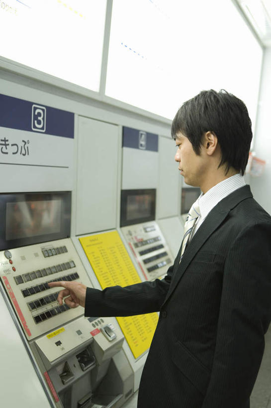 东方人,头发,一个人,商务人士,商务男性,站,举,笑,摸,微笑,露齿笑,竖图,室内,白天,侧面,衬衫,西装,窗户,地铁,亚洲,仅一个男性,仅一个人,一排,许多,抚摸,指,阴影,套装,正装,整齐,反射,光线,影子,墙,地铁站,轨道交通,新干线,注视,职业装,黄种人,方向,玻璃窗,墙壁,墙面,排列,仅一个年轻男性,黑色,阳光,按,观察,看,手势,托,站着,观看,察看,指向,队列,关注,商务装,工薪阶层,售票机,男人,男性,年轻男性,亚洲人,白领,上班族,触摸,接触,举起,举手,举着,向上举,向上伸,向上托,站立,半身,彩图,衬衣,地铁机动车,地下铁,轻轨