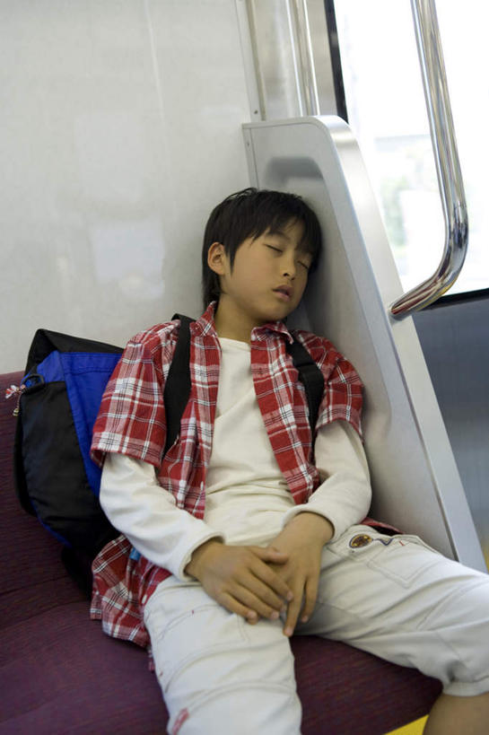 东方人,儿童,头发,一个人,坐,闭眼,摸,睡,竖图,室内,白天,正面,纯洁,窗户,地铁,椅子,亚洲,仅一个男性,仅一个人,抚摸,阴影,服装,光线,包,方格,皮包,影子,轨道交通,新干线,休闲装,黄种人,玻璃窗,一个,小孩,衣服,蓝色,紫色,白色,黑色,阳光,靠,靠着,倚靠,仅一个小孩,休闲,休闲服,可爱,童年,童趣,服饰,单个,单肩包,倚着,童真,烂漫,无邪,天真,男孩,男人,男性,亚洲人,孩子,闭眼睛,闭着眼,闭着眼睛,触摸,接触,困,困觉,寝息,睡觉,坐着,半身,彩图,地铁机动车,地下铁,轻轨,男生
