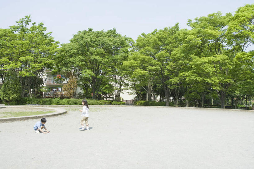 东方人,儿童,两个人,家庭,家,站,蹲,摸,横图,室外,白天,侧面,旅游,度假,游戏,草地,草坪,美景,植物,东京,日本,亚洲,抚摸,阴影,服装,光线,影子,房屋,屋子,景观,地面,玩,注视,休闲装,家人,兄妹,黄种人,娱乐,楼房,住宅,草,树,树木,小孩,衣服,绿色,白色,阳光,自然,观察,看,站着,享受,休闲,温暖,温馨,一家人,休闲服,景色,放松,服饰,生长,成长,观看,活动,和睦,察看,发泄,关注,消遣,智力,自然风光,东亚,本州,关东地方,本州岛,日本国,东京都,宣泄,男孩,男人,男性,女孩,女人,女性,亚洲人,触摸,蹲着,接触,玩耍,嬉戏,站立,彩图,全身,房子,融洽,男生,女生