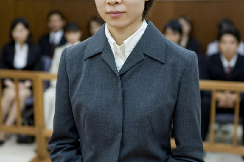 东方人,律师,栏杆,站,坐,笑,微笑,横图,室内,白天,正面,桌子,亚洲,朦胧,模糊,办公桌,墙,法院,围栏,许多人,注视,黄种人,护栏,墙壁,墙面,讲台,观察,看,站着,一群人,观看,察看,法庭,关注,听众,男人,男性,年轻男性,年轻女性,女人,女性,亚洲人,法律家,法学家,站立,坐着,半身,彩图