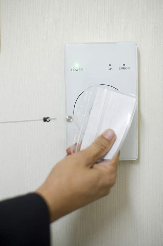 东方人,手,一个人,商务人士,商务男性,举,摸,竖图,室内,特写,白天,正面,衬衫,机器,名片,亚洲,仅一个男性,仅一个人,一张,抚摸,握,套装,墙,拿,拿着,黄种人,墙壁,墙面,仅一个年轻男性,一个,卡片,托,手部,机械,握着,照,单个,单手,商务装,工薪阶层,男人,男性,年轻男性,亚洲人,白领,上班族,触摸,接触,举起,举手,举着,向上举,向上伸,向上托,半身,彩图,衬衣