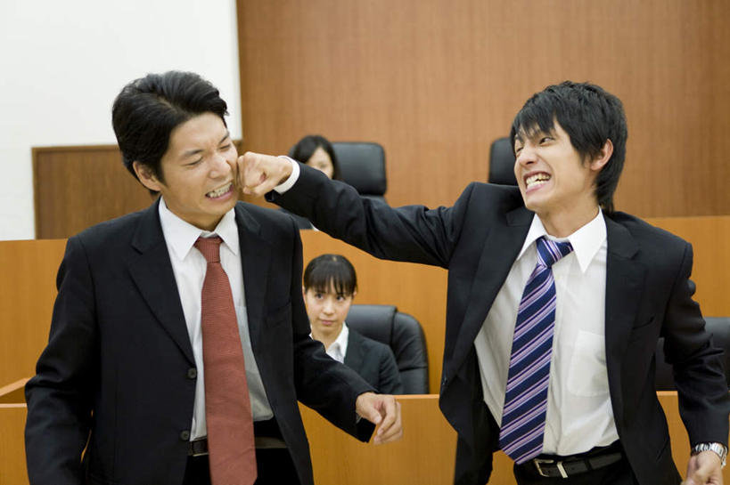 东方人,拳,头发,律师,法官,站,坐,笑,微笑,露齿笑,横图,室内,白天,正面,衬衫,桌子,亚洲,弯腰,握,条纹,办公桌,墙,法院,领带,许多人,打,注视,黄种人,相视,墙壁,墙面,红色,蓝色,黑色,讲台,观察,看,靠,靠着,倚靠,站着,一群人,面对面,握着,观看,对视,打架,察看,法庭,倚着,暴力,吵架,关注,相对,相看,弯身,男人,男性,年轻男性,年轻女性,女人,女性,亚洲人,拳头,法律家,法学家,站立,坐着,半身,彩图,衬衣,判事,推事