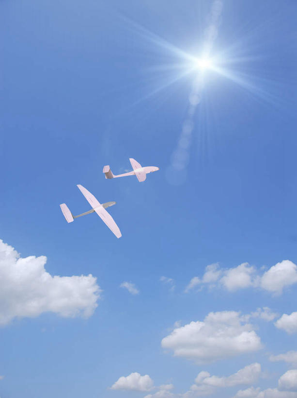 无人,竖图,室内,白天,正面,数码,科技,太阳,飞机,飞翔,阴影,飞行,光线,网络,影子,云,云朵,高光,几何,计算机图形,合成,云彩,航空,蓝色,白云,蓝天,天空,阳光,交通工具,天,电脑合成图,数码合成图,客机,载具,两架,写实,具体,具象,彩图