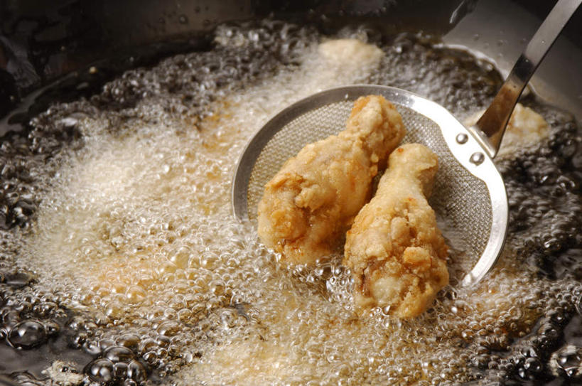 无人,横图,俯视,室内,白天,煎,握,阴影,溅,反射,锅子,滤器,液体,影子,勺子,气泡,鸡肉,肉,油炸,油炸食品,拿,拿着,鸡腿,肉类,炸鸡腿,油锅,两个,一个,黄色,握着,单个,肉食,漏勺,彩图,高角度拍摄