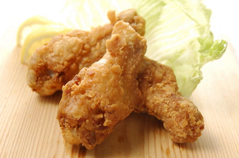 无人,横图,俯视,室内,特写,白天,餐桌,桌面,桌子,蔬菜,叶子,三只,阴影,朦胧,模糊,新鲜,反射,影子,鸡肉,肉,油炸食品,食品,绿叶,白菜,肉类,炸鸡腿,食物,黄色,嫩叶,有机食品,绿色食品,餐台,肉食,叶,叶片,彩图,高角度拍摄