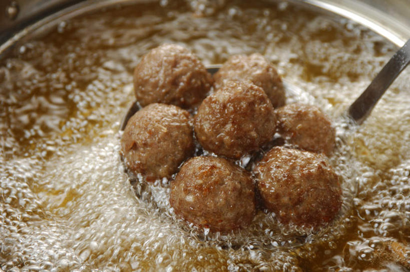 无人,横图,俯视,室内,特写,白天,一堆,许多,煎,握,堆叠,堆积,沸腾,锅子,滤器,勺子,气泡,肉,油炸,褐色,丸子,拿,拿着,猪肉,肉类,肉丸,油锅,一个,球体,握着,单个,堆,肉食,漏勺,豚肉,彩图,高角度拍摄