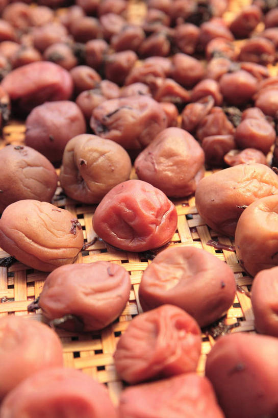 点心,无人,竖图,俯视,室内,特写,白天,桌面,李子,一排,许多,阴影,朦胧,模糊,整齐,光线,影子,食品,酸梅,食物,排列,红色,阳光,零食,球体,蜜饯,队列,梅,恐龙蛋,布冧,彩图,高角度拍摄