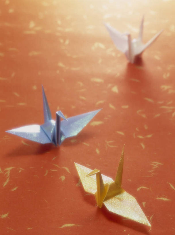 无人,竖图,俯视,室内,特写,白天,静物,黄色背景,艺术,折纸,纸艺,手工艺品,千纸鹤,文化,三个,纸鹤,工艺品,摄影,影棚,高雅,工艺折纸,自信心,品位,彩图,高角度拍摄,影棚拍摄,拍摄