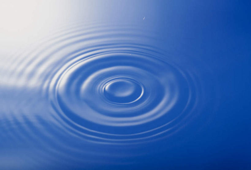 无人,横图,俯视,室内,特写,白天,水,波纹,透明,液体,同心圆,水滴,水面,蓝色,水纹,波浪,理智,沉静,冷色,高深,冷淡,彩图,高角度拍摄