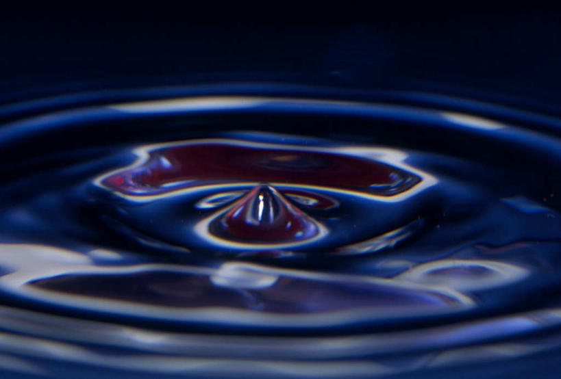 无人,横图,俯视,室内,特写,白天,水,波纹,飞溅,溅,液体,同心圆,水滴,水珠,黑色,水纹,波浪,彩图,高角度拍摄