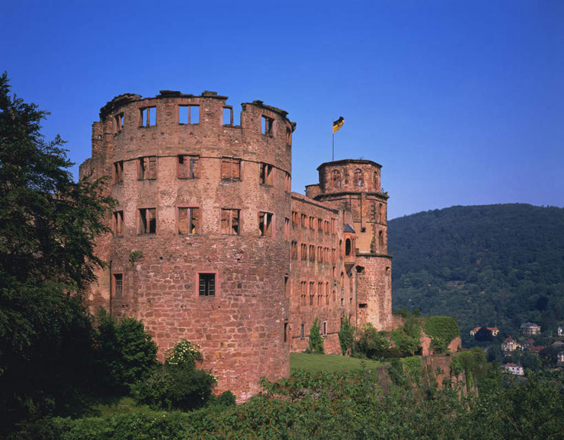 无人,家,横图,室外,白天,仰视,旅游,度假,美景,名胜古迹,山,树林,植物,标志建筑,地标,建筑,旗帜,德国,欧洲,许多,遗迹,城堡,房屋,屋子,景观,山峰,山峦,古迹,文物,娱乐,建设,古建筑,楼房,住宅,树,树木,蓝色,绿色,蓝天,天空,自然,天,享受,休闲,旅游胜地,景色,放松,生长,晴朗,成长,自然风光,古文明,万里无云,德意志联邦共和国,海德堡,晴空,晴空万里,彩图,低角度拍摄,房子