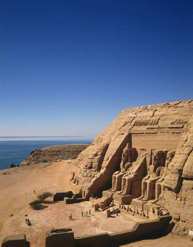 西方人,走,竖图,俯视,航拍,室外,白天,旅游,度假,海浪,海洋,名胜古迹,标志建筑,城市,地标,建筑,欧洲,非洲,埃及,黑人,欧洲人,行人,游客,游人,遗迹,浪花,水平线,辽阔,海平线,许多人,注视,古迹,文物,娱乐,建设,古建筑,路人,旅客,蓝色,蓝天,天空,海水,天,观察,看,一群人,享受,休闲,广阔,旅游胜地,放松,晴朗,观看,一望无际,察看,古埃及,鸟瞰,关注,海景,古文明,北非,万里无云,首府,阿拉伯埃及共和国,金字塔之国,棉花之国,阿斯旺,阿斯旺省,阿非利加洲,无边无际,一马平川,阿布辛贝神庙,过客,阿布辛拜勒神庙,男人,男性,女人,女性,中年男性,中年女性,非洲人,大海,风浪,海,海水的波动,近岸浪,涌浪,晴空,晴空万里,步行,散步,走路,彩图,高角度拍摄,全身,水天相接,水天一线