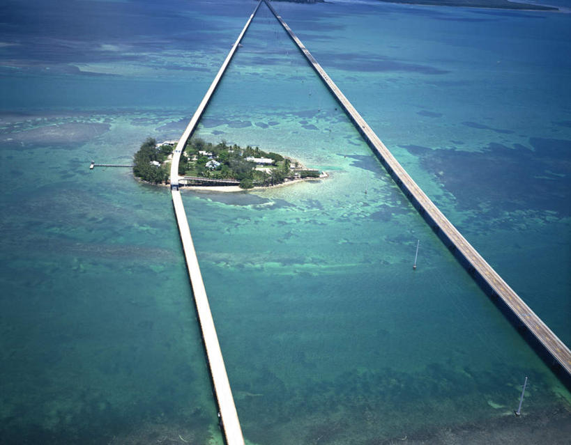 无人,横图,俯视,航拍,室外,白天,旅游,度假,海浪,海洋,美景,树林,植物,大桥,立交桥,桥梁,美国,许多,景观,浪花,小岛,高架,斜拉桥,桥,娱乐,树,树木,绿色,自然,海水,享受,休闲,景色,放松,生长,成长,北美,北美洲,鸟瞰,自然风光,美洲,海景,佛罗里达,佛罗里达州,佛州,阳光州,北亚美利加洲,亚美利加洲,美国佛州七英里大桥,七英里大桥,大海,风浪,海,海水的波动,近岸浪,涌浪,彩图,高角度拍摄