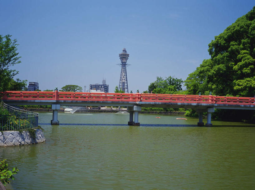 无人,高楼大厦,横图,室外,白天,正面,旅游,度假,石头,美景,树林,植物,城市风光,标志建筑,城市,大厦,地标,建筑,摩天大楼,日本,亚洲,许多,阴影,光线,石子,影子,景观,桥,娱乐,建设,石桥,拱桥,栈桥,树,树木,蓝色,绿色,蓝天,天空,阳光,自然,天,享受,休闲,景色,放松,大阪,拱形,生长,晴朗,成长,人行桥,石拱桥,自然风光,东亚,本州,万里无云,大阪府,本州岛,日本国,近畿地方,近畿,县厅,通天阁,大阪市,浪速区,石块,晴空,晴空万里,彩图,大楼,高层建筑,高楼,摩天楼