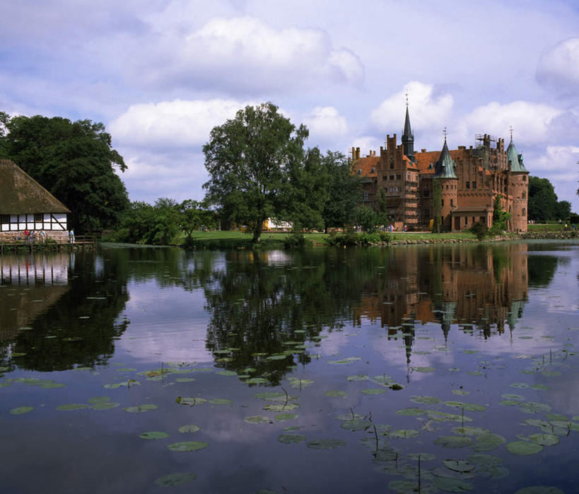 无人,高楼大厦,横图,室外,白天,正面,度假,河流,美景,树林,水,植物,城市风光,标志建筑,城市,大厦,地标,建筑,摩天大楼,叶子,丹麦,欧洲,许多,阴影,光线,影子,城堡,河水,景观,水流,云,云朵,荷叶,绿叶,云彩,娱乐,建设,树,树木,蓝色,绿色,白云,蓝天,天空,阳光,天,享受,休闲,嫩叶,景色,放松,荷塘,生长,晴朗,成长,丹麦王国,非英岛,伊埃斯科城堡,叶,叶片,晴空,彩图,大楼,高层建筑,高楼,摩天楼