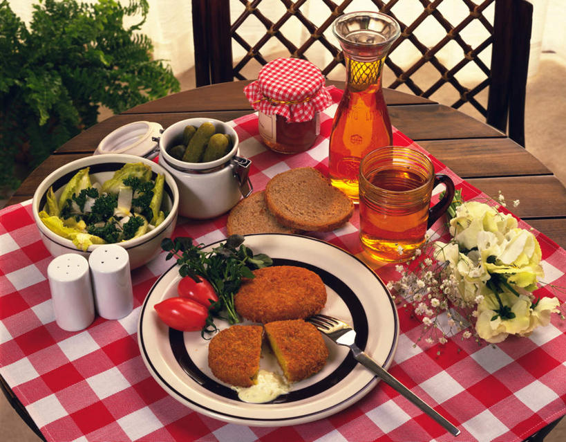 无人,横图,俯视,室内,特写,白天,烹饪,西餐,植物,门,桌子,康乃馨,黄瓜,西红柿,杯子,餐具,许多,盛开,布料,叉子,碟子,盘,牛排,料理,食品,胡椒粉,调味料,布纹,菜肴,美食,玻璃制品,桌布,花,花瓣,花朵,花卉,鲜花,食物,盘子,餐巾,酒杯,啤酒杯,碟,门框,台布,碗,刀,花蕊,西式,佳肴,麝香石竹,石竹,香石竹,玻璃杯,进餐用具,烹调用具,樱桃番茄,圣女果,青瓜,胡瓜,番茄,彩图,高角度拍摄