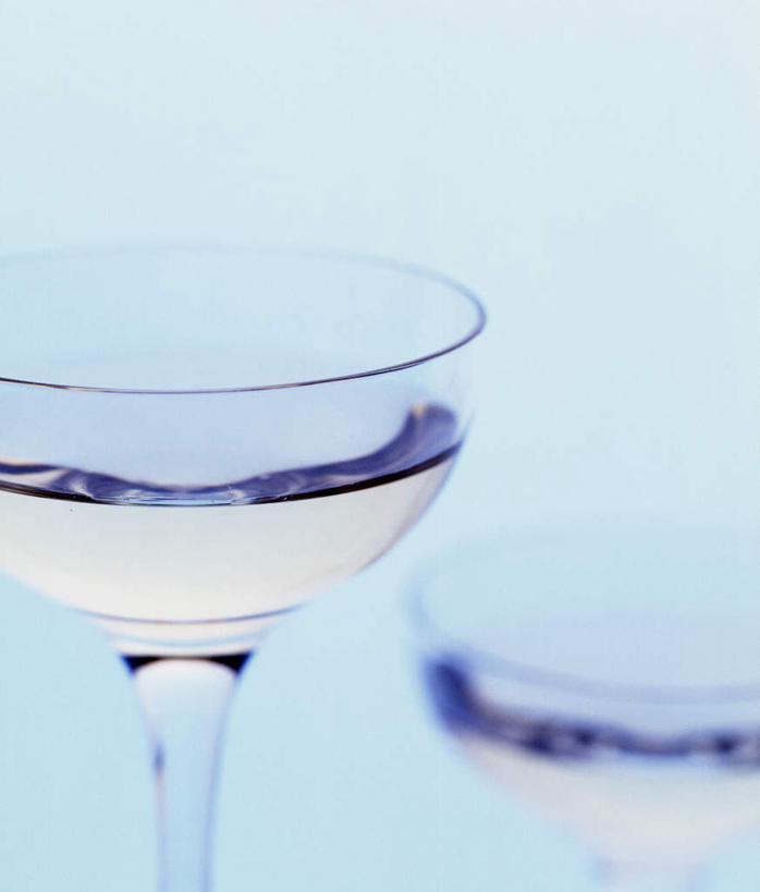 无人,竖图,室内,特写,白天,白色背景,正面,杯子,高脚杯,玻璃制品,两个,酒杯,水杯,摄影,影棚,鸡尾酒杯,玻璃杯,彩图,影棚拍摄,拍摄