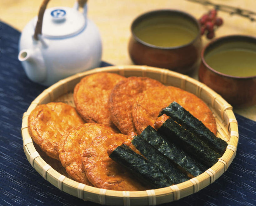 点心,寿司,无人,横图,俯视,室外,特写,白天,下午茶,桌子,杯子,一排,整齐,布料,陶瓷,绿茶,食品,陶瓷制品,布纹,桌布,食物,糕点,排列,餐巾,茶壶,水杯,台布,队列,握寿司,押寿司,茶杯,彩图,高角度拍摄,蛋糕