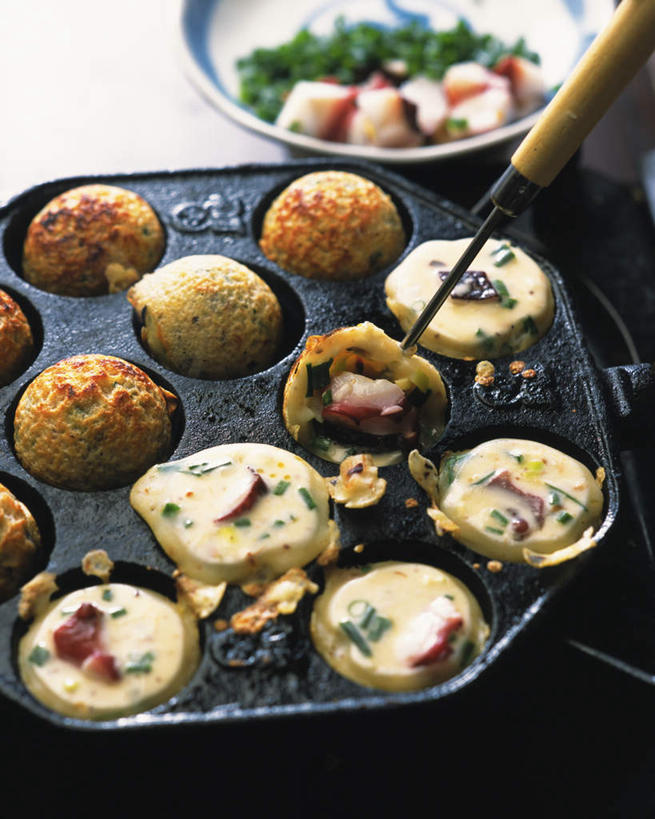 点心,无人,竖图,俯视,室内,特写,白天,烹饪,烧烤,桌子,餐具,握,叉子,碟子,盘,勺子,日本料理,料理,食品,甜点,甜品,烤架,烤肉,拿,拿着,菜肴,美食,食物,糕点,排列,盘子,碟,日式料理,甜食,日式,铁架,握着,佳肴,章鱼烧,章鱼小丸子,章鱼丸,摆列,章鱼丸子,彩图,高角度拍摄,布列,分列