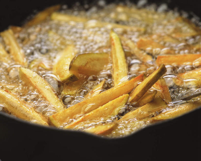 无人,横图,俯视,室内,特写,白天,烹饪,西餐,水,餐桌,桌子,许多,飞溅,朦胧,模糊,溅,液体,水滴,油,料理,食品,锅,薯条,菜肴,美食,水珠,食物,快餐,西式,炸,佳肴,餐台,西式快餐,垃圾食品,彩图,高角度拍摄