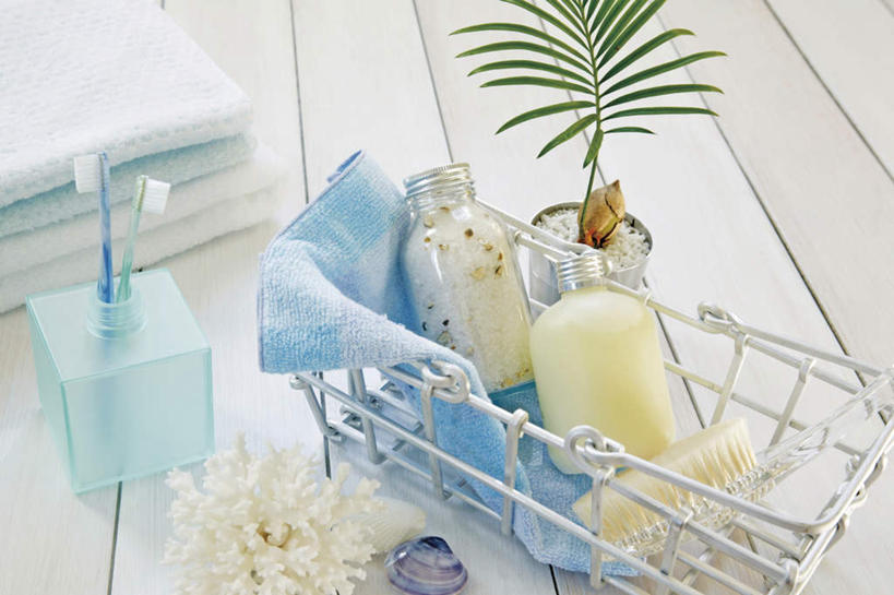 无人,横图,俯视,室内,特写,白天,桌子,叶子,盛开,篮筐,牙刷,绿叶,花蕾,花,花瓣,花朵,鲜花,白色,瓶子,刷子,毛巾,日用品,花苞,花蕊,清洁,两只,嫩叶,摄影,影棚,洗漱用品,卫生,叶,叶片,彩图,高角度拍摄,影棚拍摄,拍摄