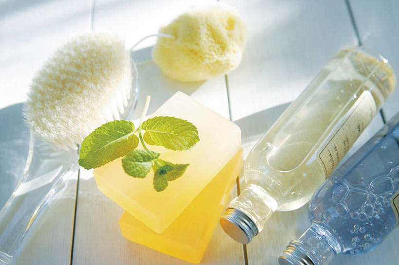 无人,横图,俯视,室内,特写,白天,化妆,美容,桌子,叶子,护肤,罐子,绿叶,玻璃制品,玻璃瓶,化妆品,瓶子,肥皂,香皂,日用品,洗浴用品,清洁,保养,享受,休闲,嫩叶,放松,保健,沐浴露,沐浴球,护肤品,舒缓,养颜,去污,紧肤,嫩肤,叶,叶片,洗涤,彩图,高角度拍摄